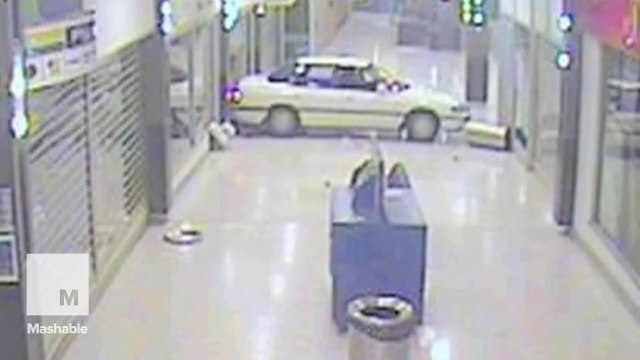 Footage shows burglars smash into mall, steal jewlery