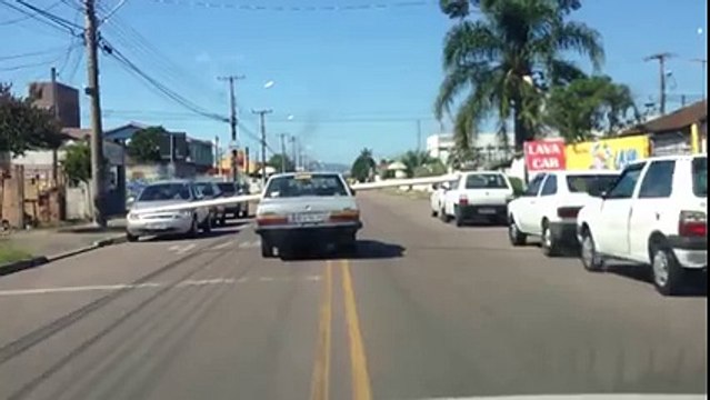 Ce Mec est le Roi des Idiots ! Regardez Ce qu'il a Fait