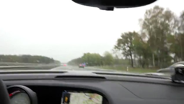 Ces deux Voitures font une Course à plus de 350km/h sur l'Autoroute