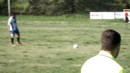 Ο Κολώνας εκτελεί φάουλ στο Πρίνος = Φωτάδα