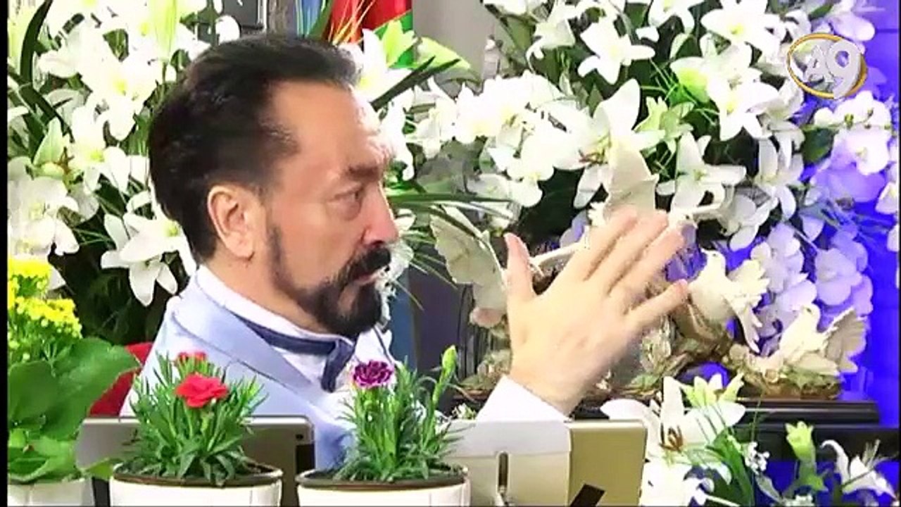 Siyaset çok zordur, cemaatlerin ve toplulukların siyasilerin üzerine gitmemesi gerekir.