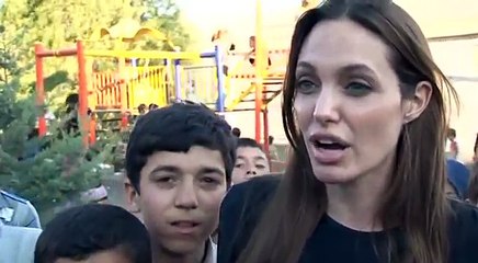 Descargar video: Turkey: Angelina Jolie Meets Syrian Refugees