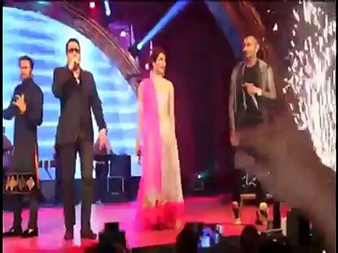 ▶ Indian Singer Mika Singh Slaps A Man From Audience