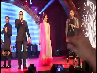 ▶ Indian Singer Mika Singh Slaps A Man From Audience