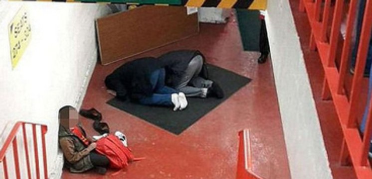 Namaz Kılan Müslümanlar İngiliz Taraftarları Çıldırttı