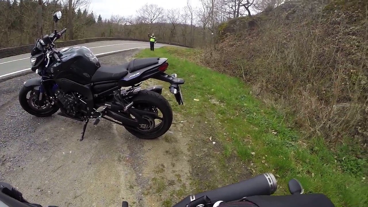 Yamaha XJR 1300 2015 vs FZ8 Akrapovic