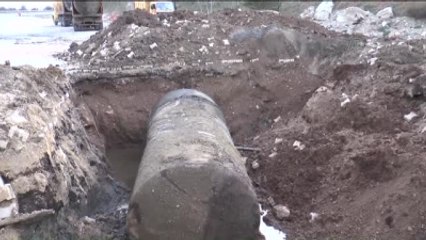 Video herunterladen: Kaçak Akaryakıt Saklandığı Öne Sürülen Toprağa Gömülü 4 Yakıt Tankı Çıkarıldı