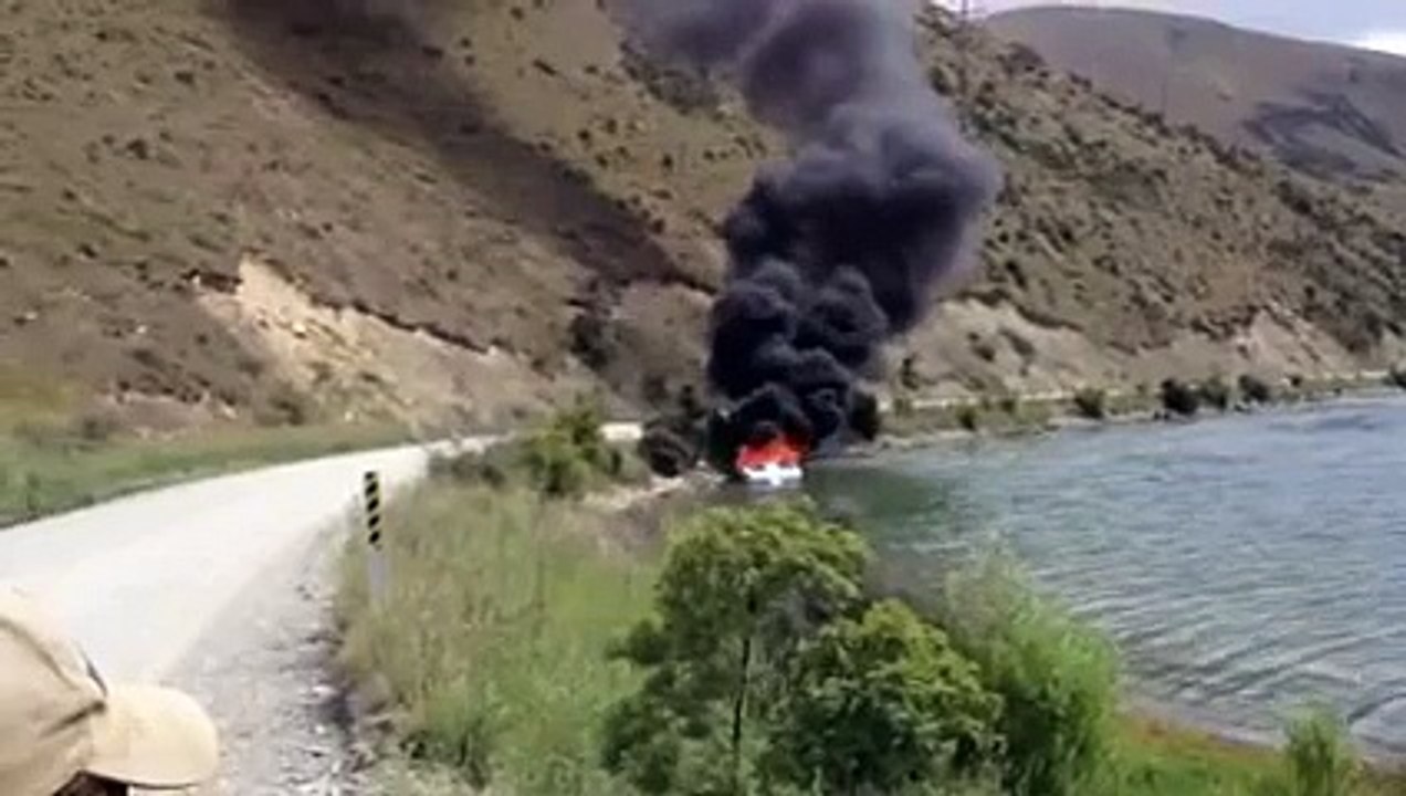 Cool way to put out a boat fire - FIRE FIGHTING WIN!