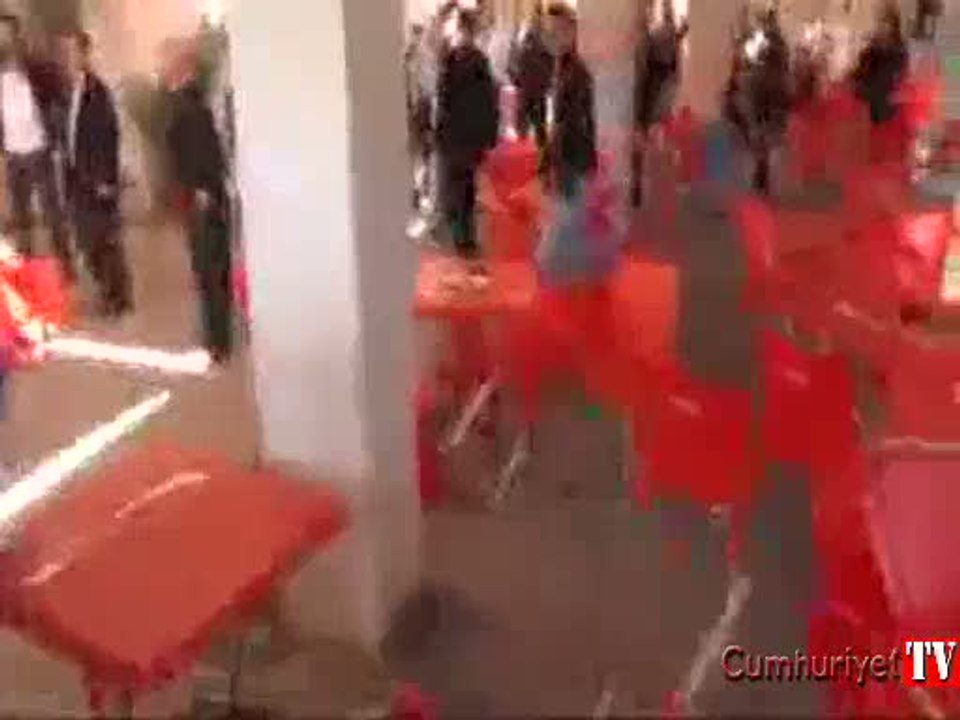 Üniversitede sandalyeli kavga