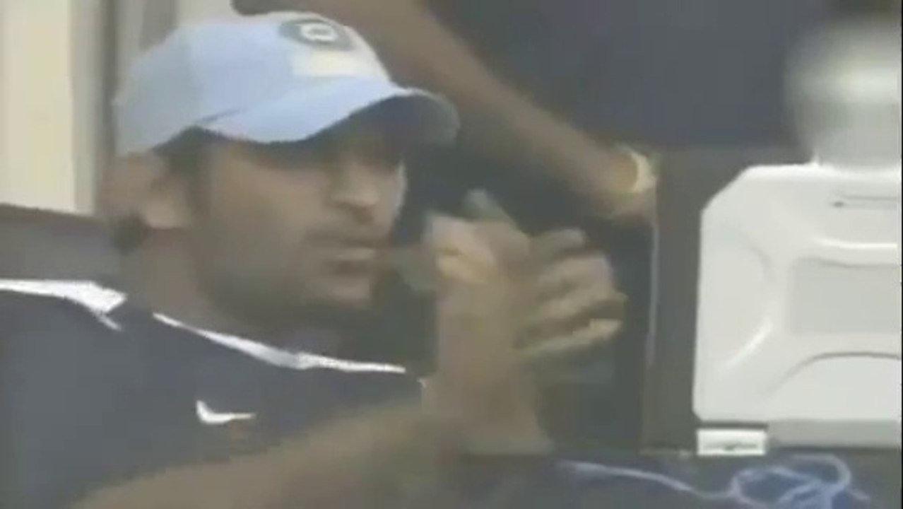 Girl Proposing To Dhoni In Live Match – Watch Dhoni Hilarious Reaction