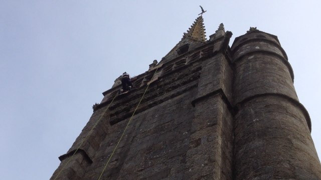 Les enfants descendent du clocher en rappel !