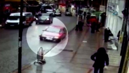 Küçük çocuk aracın altında kaldı