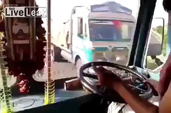 Weird Truck Driver - Pakistan Truck Driver - Idiot Truck Driver - Stupid Truck Driver - Mental Truck Driver
