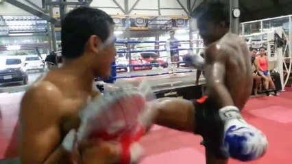 Télécharger la video: Le champion de Boxe Thaï en plein entrainement : séance de kick boxing bien violente!