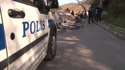 Freni Boşalan Otomobil Duvara Çarpıp Devrildi