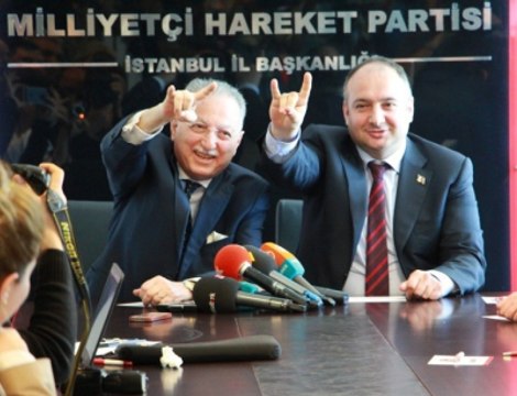Ekmeleddin İhsanoğlu, Bozkurt İşareti Yerine Rock çı İşareti Yaptı
