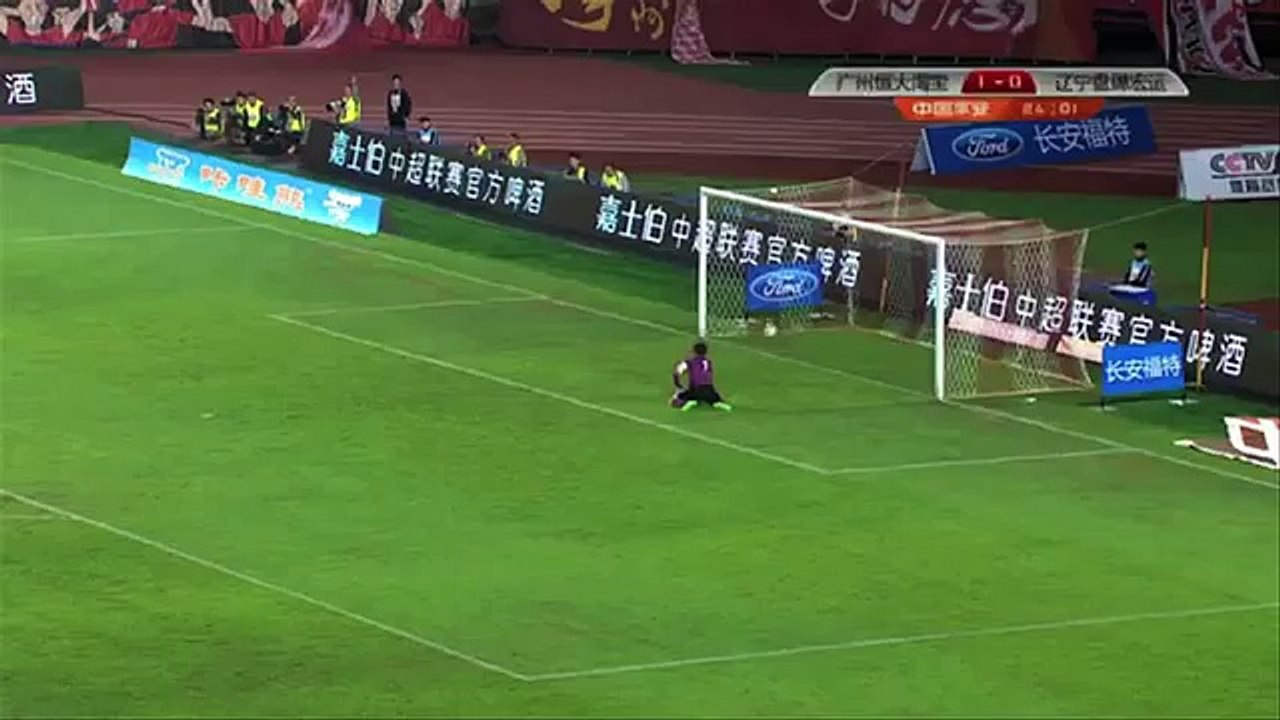 Chinês faz golaço do meio de campo