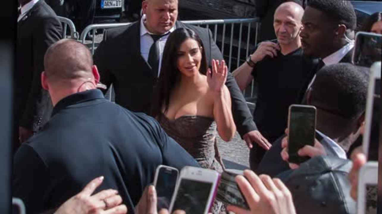 Kim Kardashian zeigt Dekolletee beim Kardashian Hair Paris Launch