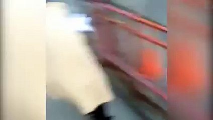 Un patinetero disfrazado de un taco gigante, choca contra un carro