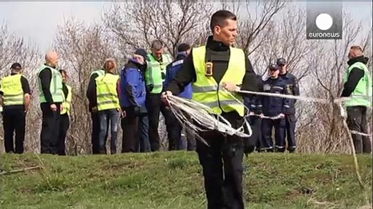 Investigators comb new field of Malaysia Airlines MH17 debris