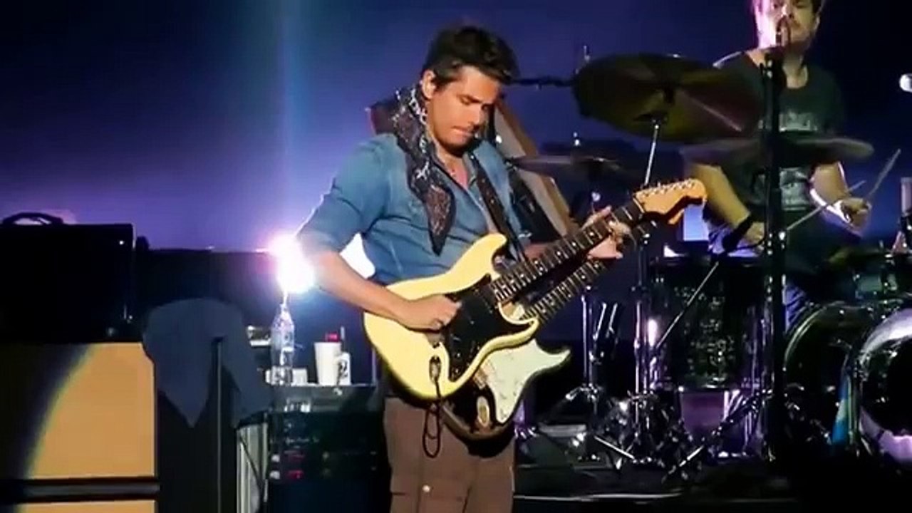 John Mayer Epic: gets guitar from fan during "Gravity" solo, returns it signed and tuned @ Argentina