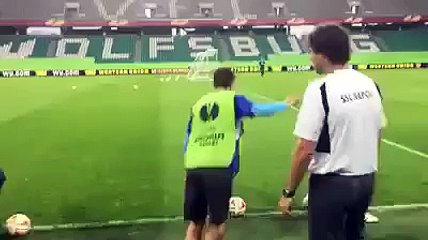 Manolo Gabbiadini amazing goal in training session waiting for Wolfsburg-Napoli