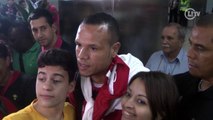 Luis Fabiano ignora imprensa e ouve recado ousado de torcedora