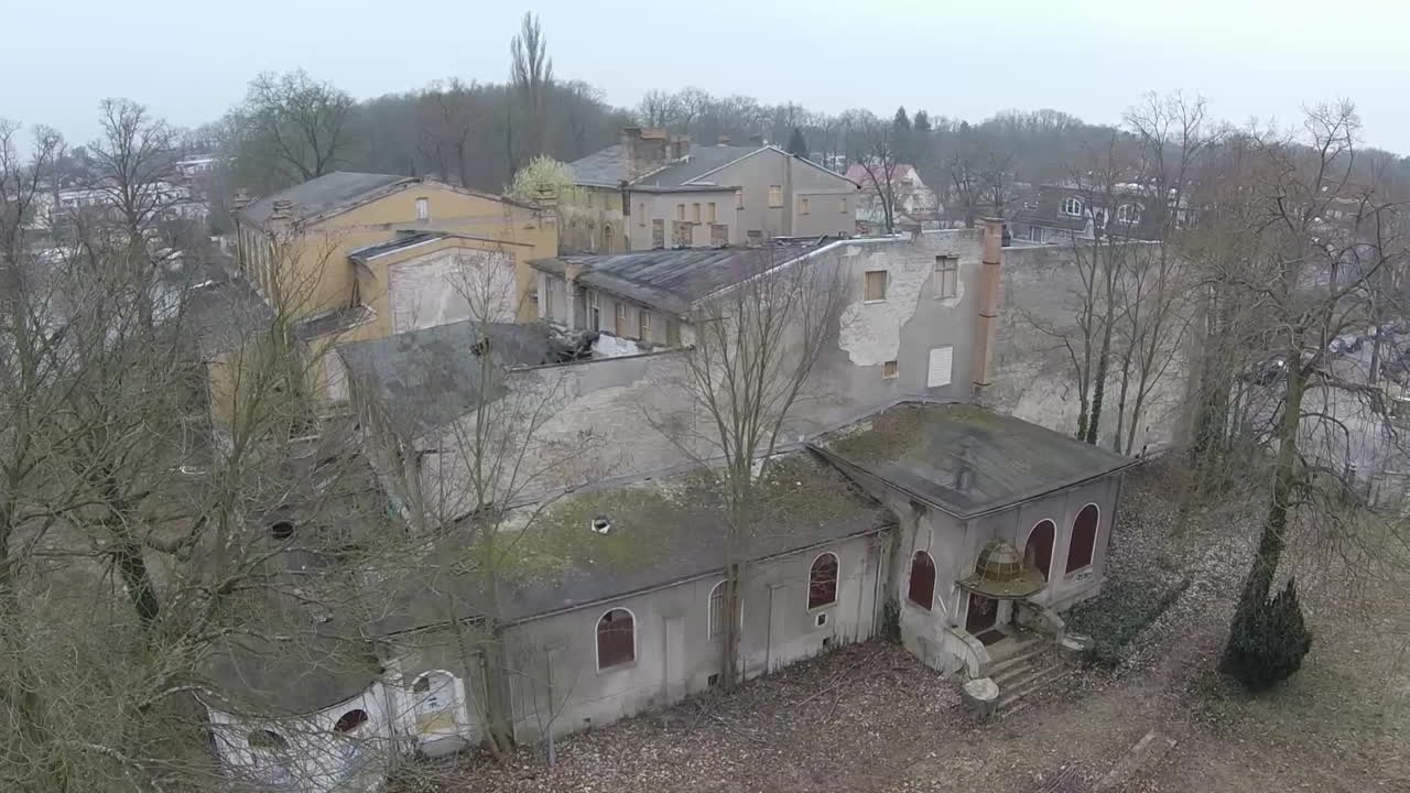 Eine einzige Ruine: So sieht das Ballhaus Grünau in Berlin heute aus
