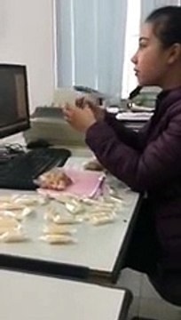 Clip Cô gái Hải Phòng vừa ăn vừa hát cover NẾU EM ĐƯỢC CHỌN LỰA Nên là nên luôn