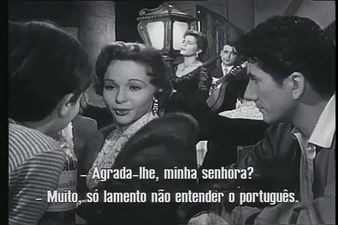 AMÁLIA RODRIGUES CANTA O FADO "BARCO NEGRO"