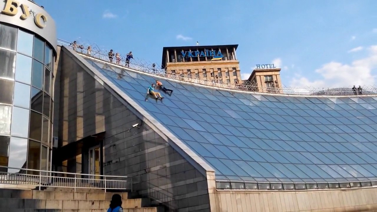 2 ukrainiens chutent d'un toit