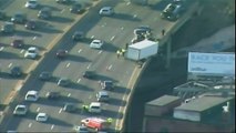 Boston: un camion suspendu au-dessus du vide sur un pont autoroutier