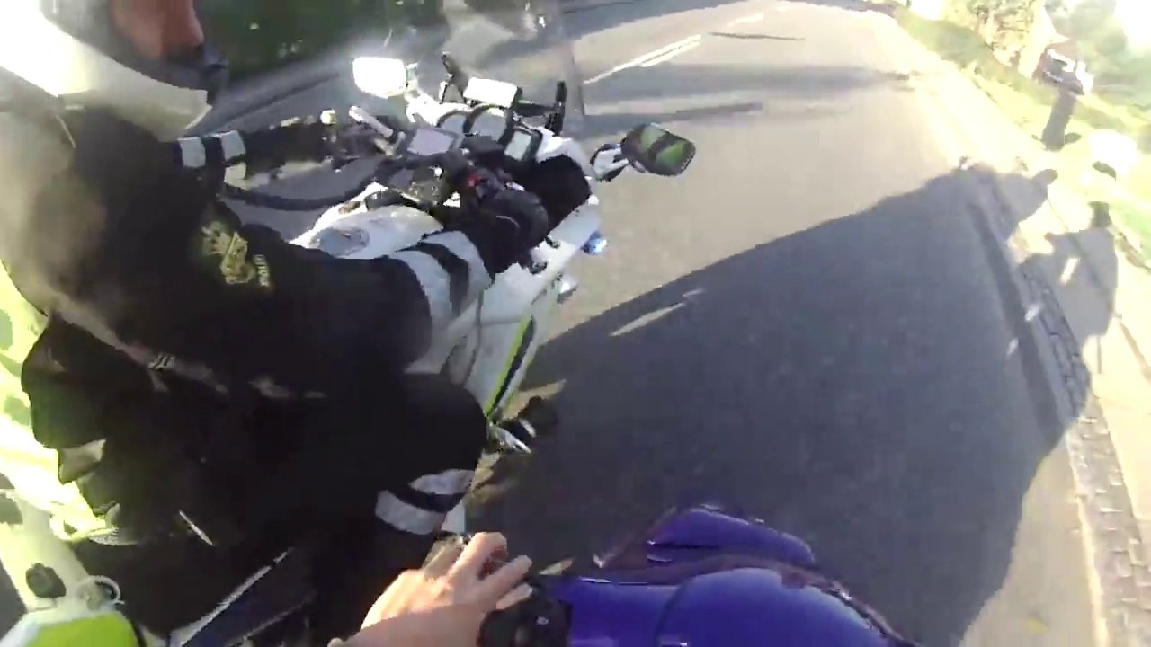 Un ado en scooter sème des policiers à moto après une belle chute...