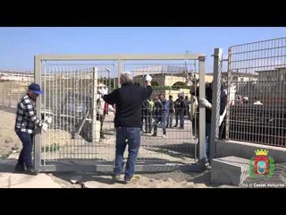 Castel Volturno (CE) - Pinetamare, via i cancelli dal lungomare (16.04.15)