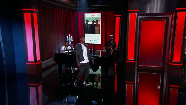 Jamie Foxx chante les profils Tinder