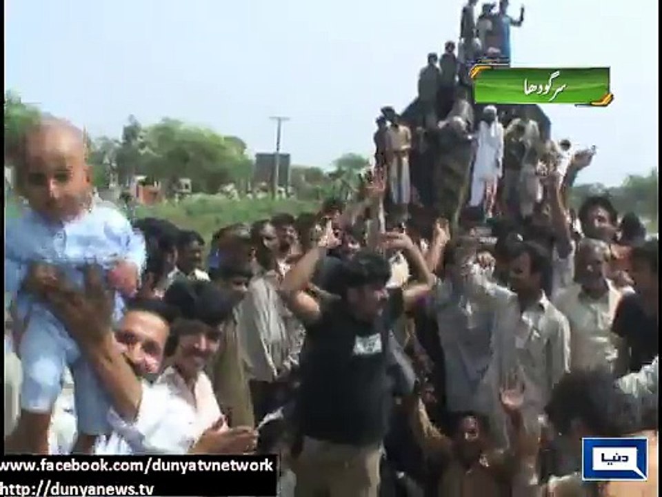 Dunya News - Sargodha: People circle train to protest against bad sewerage system