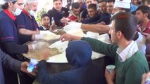 Akçakale'de 5 Bin Kişiye Pilav ve Ayran