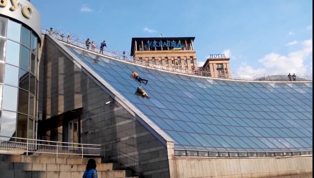 Deux ados ukrainiens font du toboggan