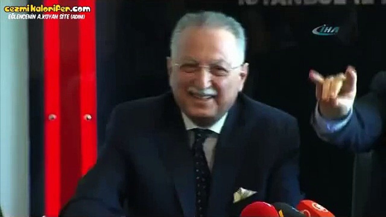 Ekmeleddin İhsanoğlu Bozkurt İşareti yerine Metalci İşareti Yapması
