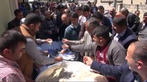 Adıyaman'da Cuma Çıkışı 1500 Kişiye Pilav ve Ayran Dağıtıldı