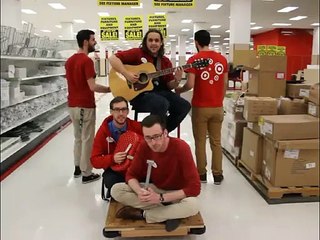Des employés du magasin canadien TARGET reprennent Closing Time