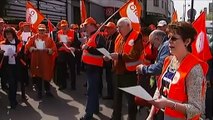 Manifestation à Paris de retraités qui n'ont pas perçu leur pension depuis des mois