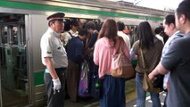 Insanely crowded Japanese train during the rush hour　crazy!!!!