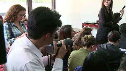 Vítima de ataque com ácido lança livro na Colômbia