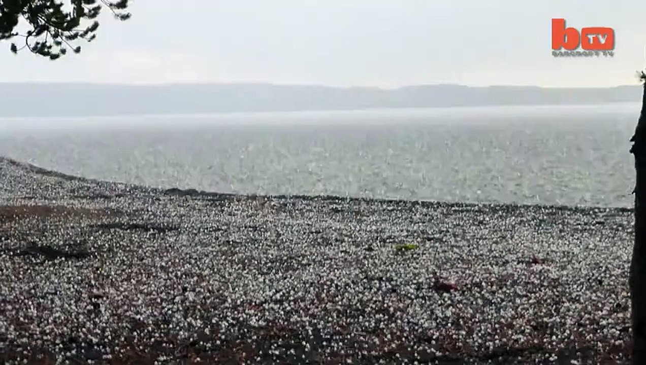 OMG! Horrible Lightning Hitting Seashore