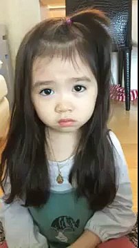 Bir ağlayıp bir gülen kız çok tatlı