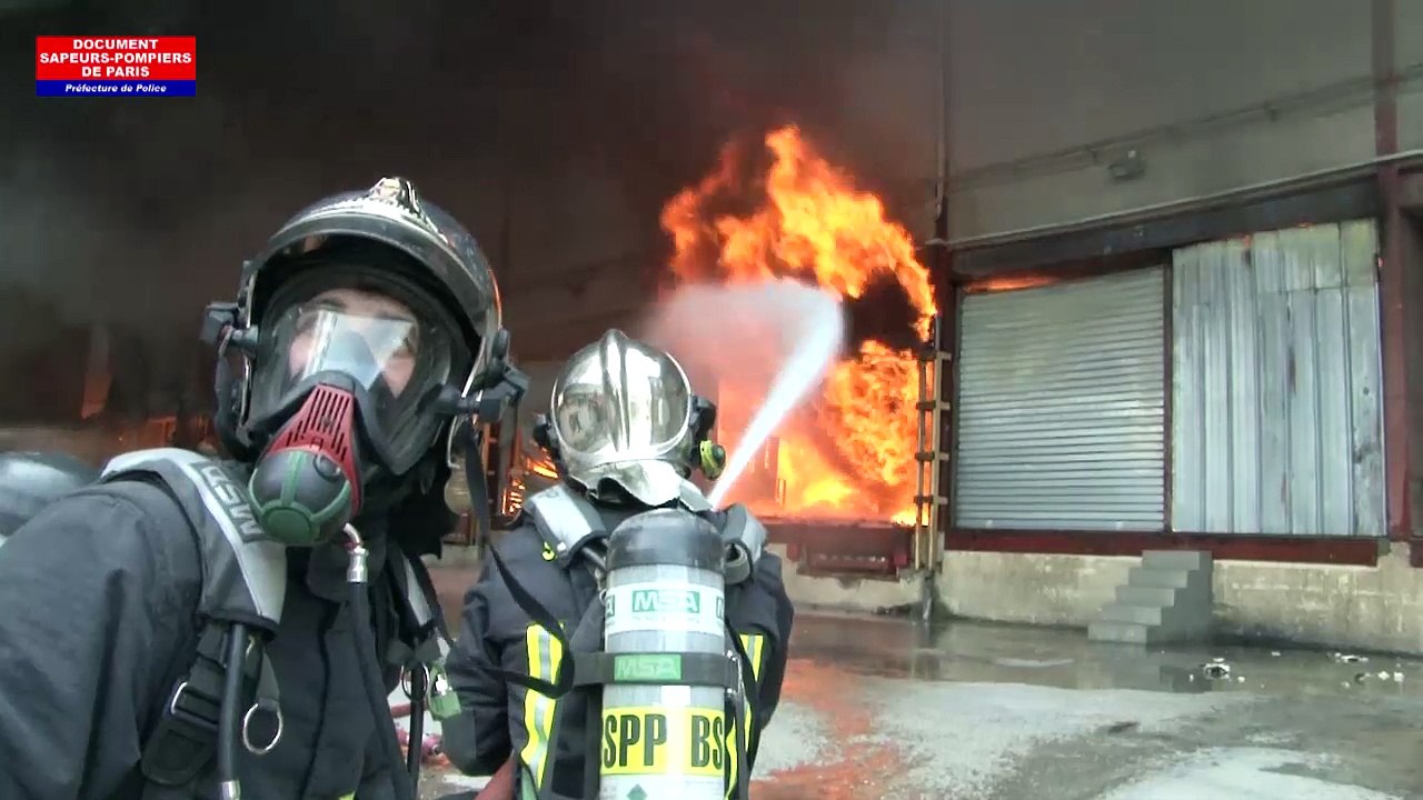 Incendie spectaculaire à la Courneuve (images de la BSPP)