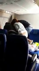 Policías españoles golpean a un inmigrante latino En Avion