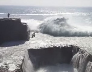 Ola gigante la arrastró hasta un agujero en el medio del mar