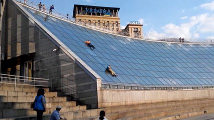 2 Ukrainian falling from a roof Fail